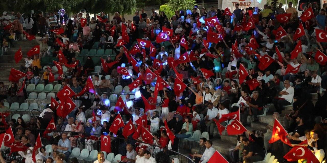 Darıca Belediye Başkanı Muzaffer Bıyık: "Ne kadar uğraşırlarsa uğraşsınlar bayrağımızı indiremeyecekler"