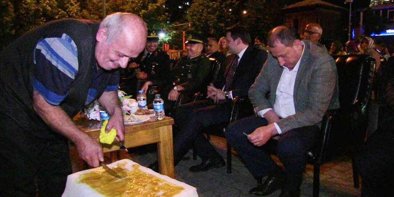 Artvin’de 15 Temmuz programında kardan doğal tatlı ikram edildi