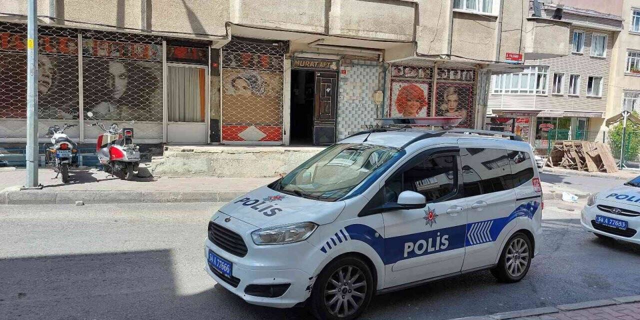 Küçükçekmece’de adamı dövüp üçüncü kattan attılar