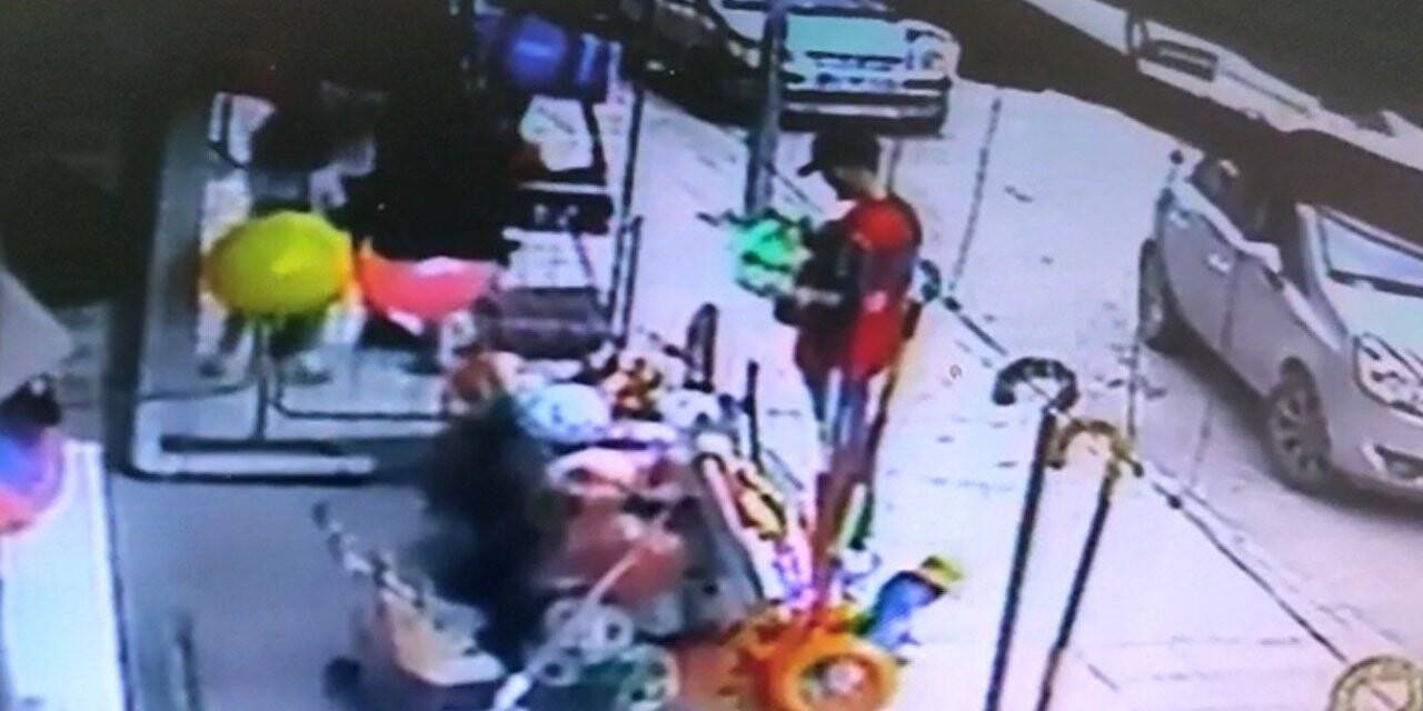 Müşteri gibi geldi, çalıp kaçarken kameraya yakalandı