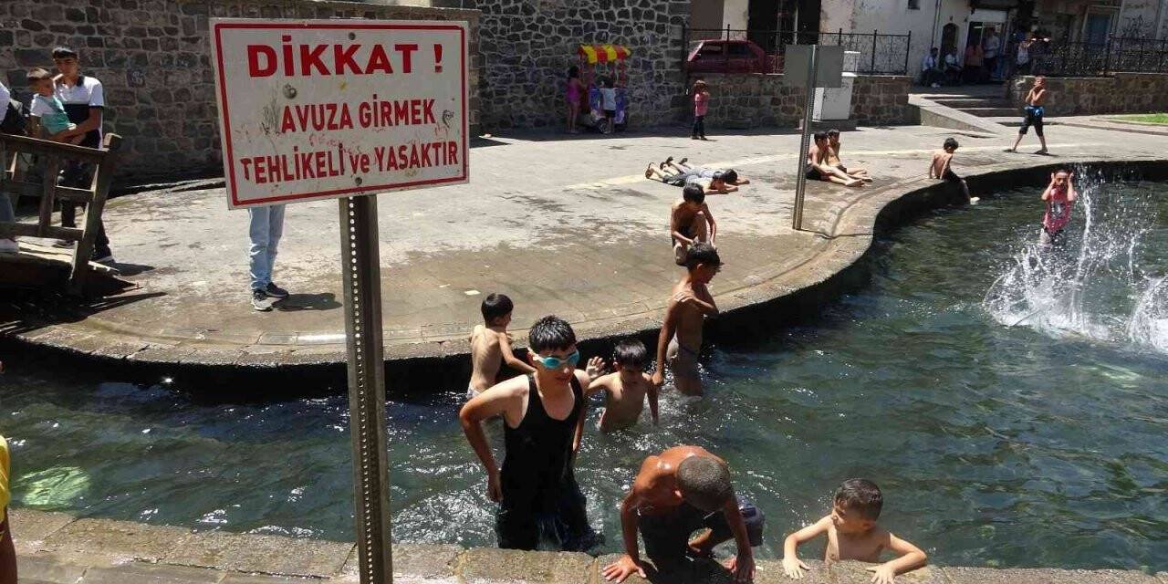 Diyarbakır’da asfalt buharlaştı, çocuklar süs havuzlarına koştu