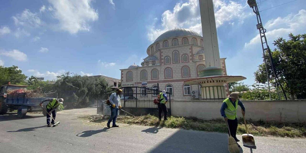 Tatil bölgesi Erdemli’de temizlik çalışmaları hız kesmiyor