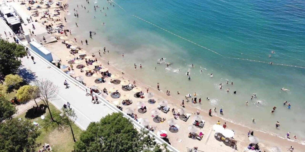 İstanbul’da termometreler 30 dereceyi gördü, Caddebostan plajı doldu taştı