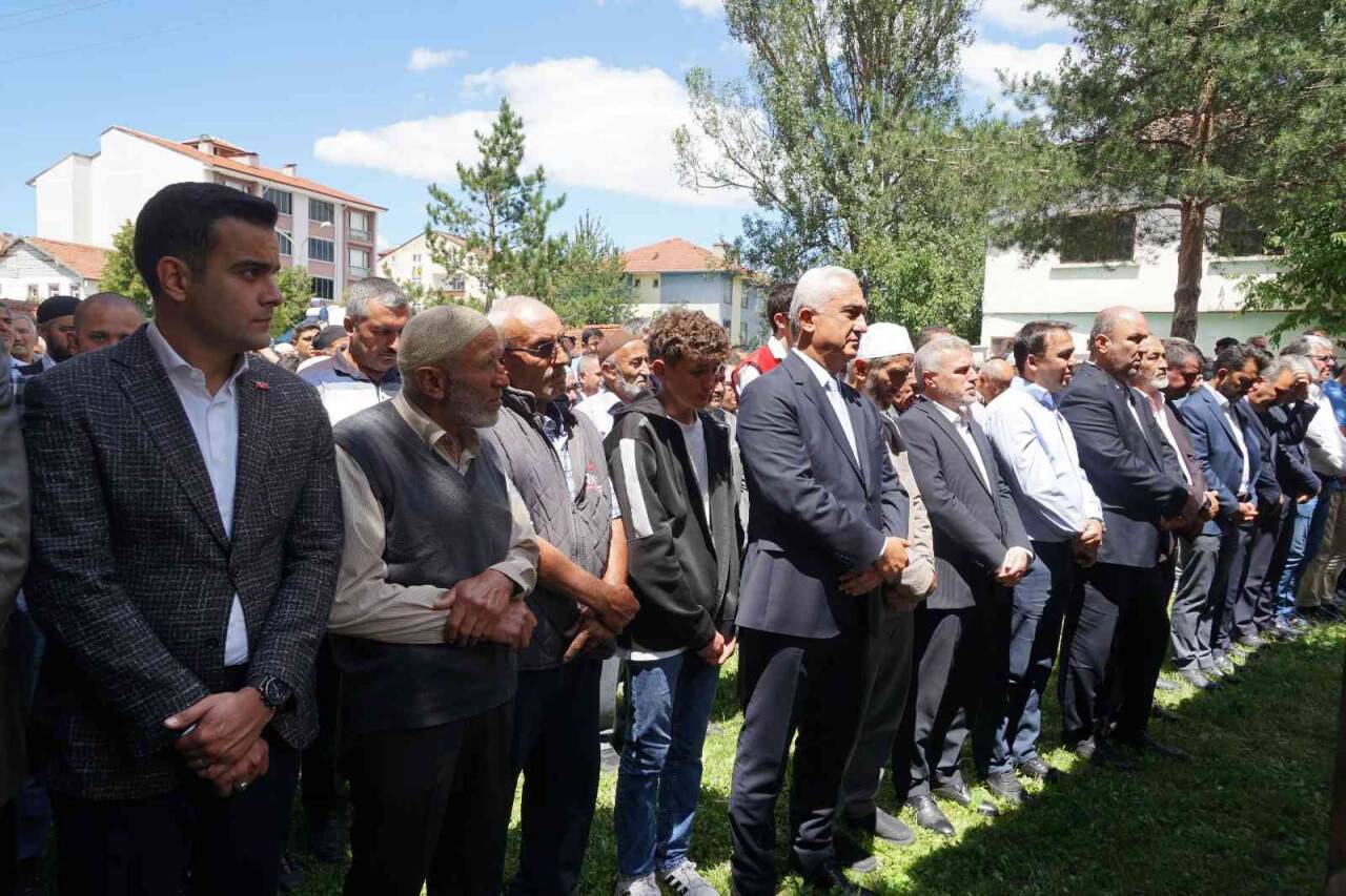 Selde hayatını kaybeden gencin ailesi hacdan geldi, cenazesi toprağa verildi