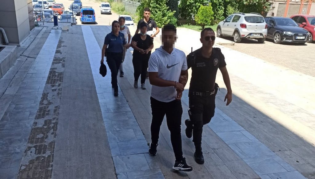 İzmir’de sadaka kutusunu çalan hırsızlar kamerada