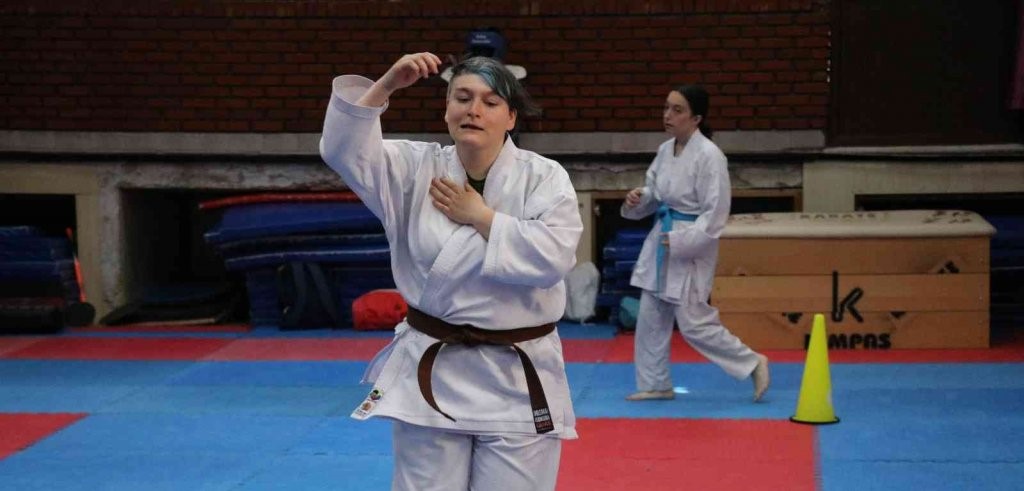 Doğuştan işitme engelli Cansu, karate yaparak hayata yeniden tutundu