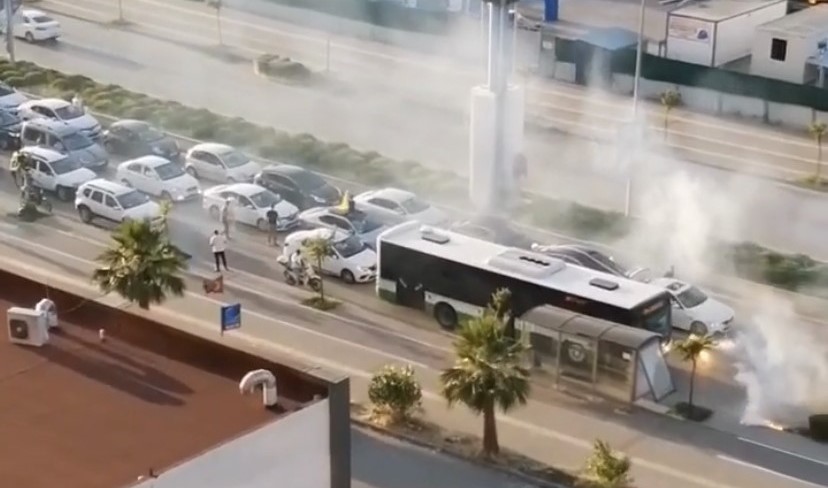 Bursa’da meşalelerle yol kesen asker konvoyu ambulansın geçişine izin vermedi