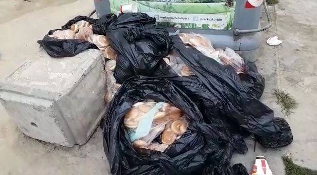 İsrafın böylesi: 15 poşet ekmeği çöpe bıraktılar