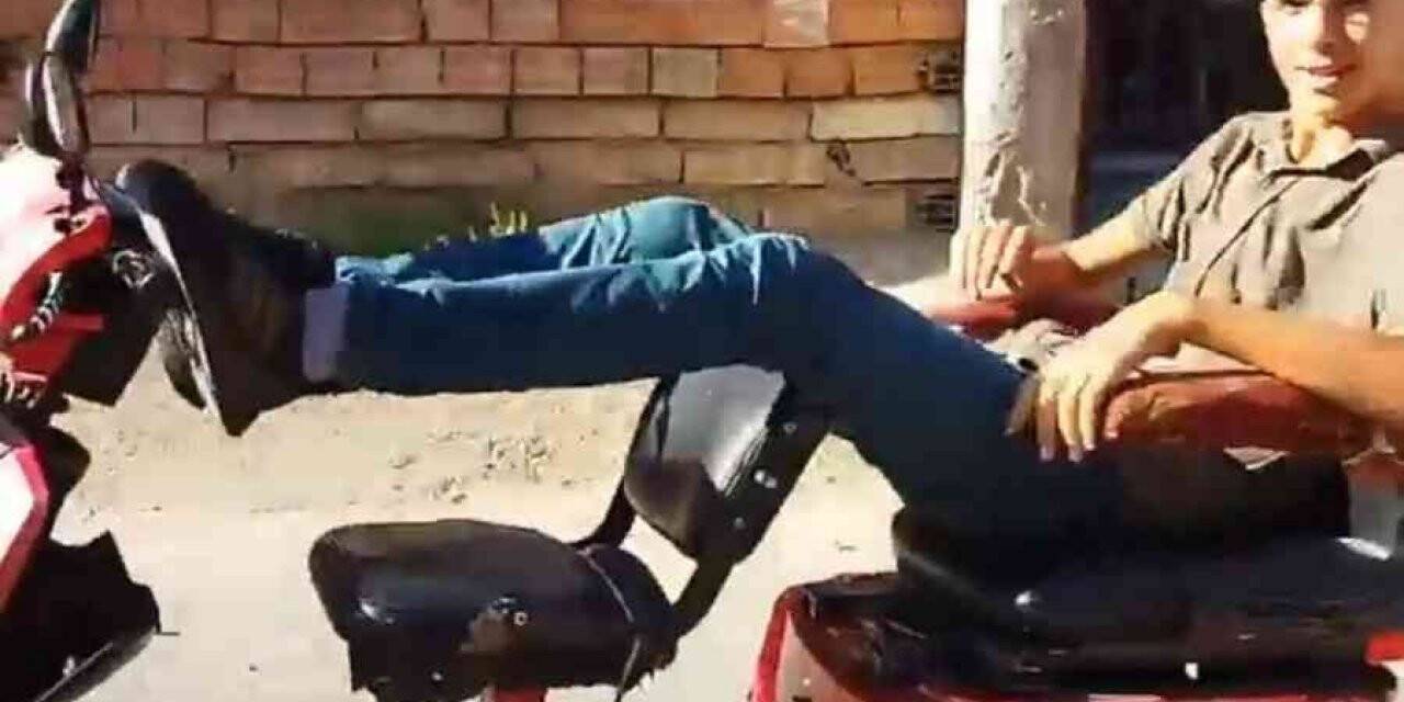 Trafik magandası ayağıyla motosiklet sürdü, o anlar kameraya yansıdı