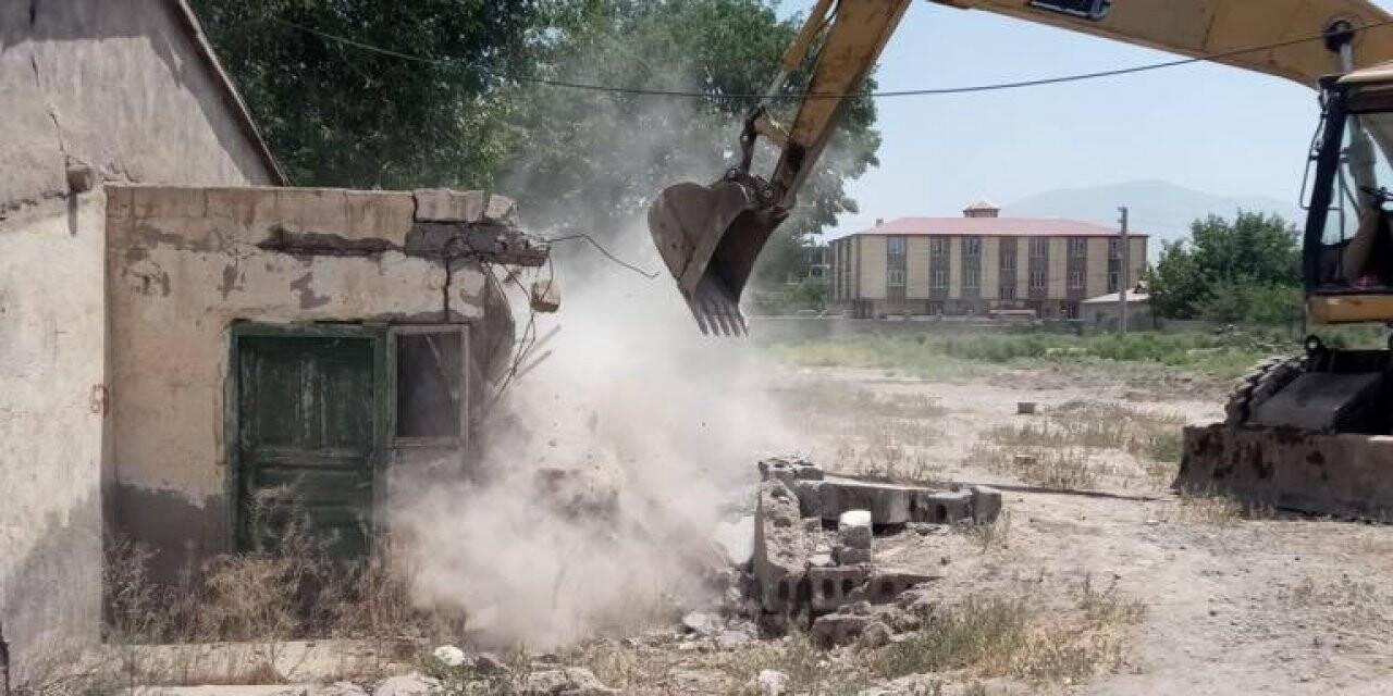 Iğdır’da metruk binalar yıkılıyor