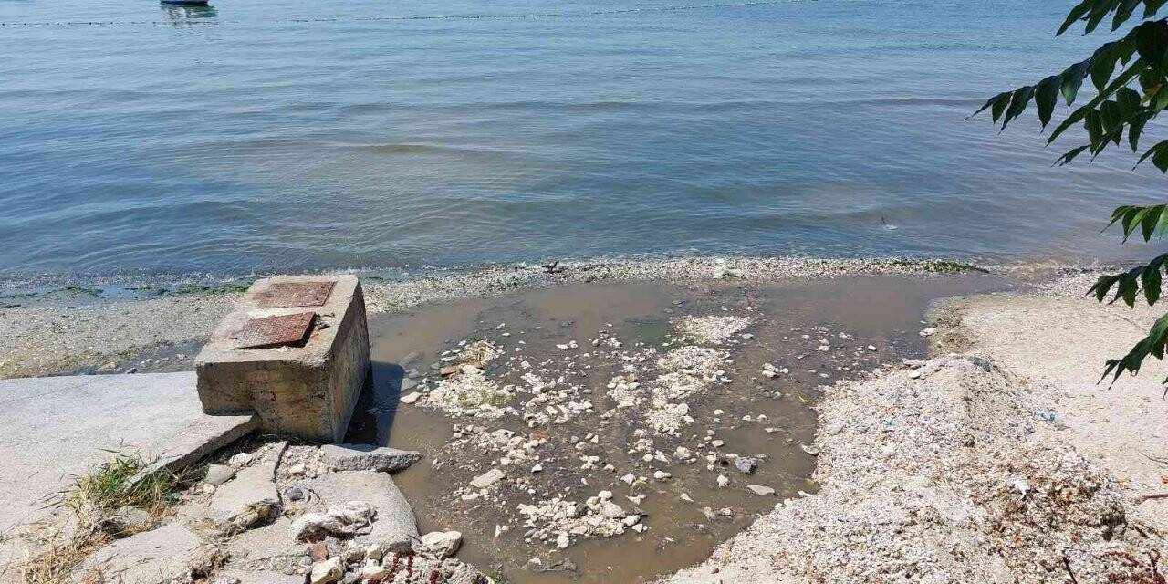 Florya Sahili’nde kanalizasyon suyu denize karıştı