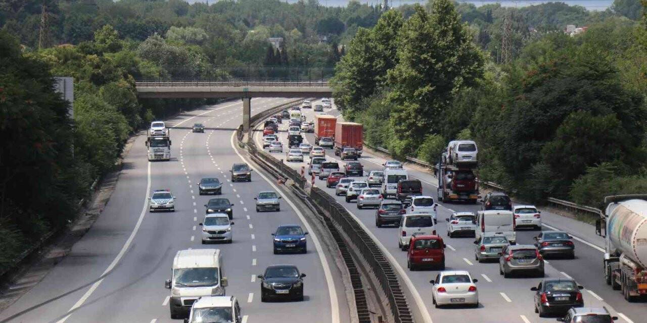 Tatilin son günü Anadolu Otoyolu’nda akıcı bir yoğunluk yaşanıyor