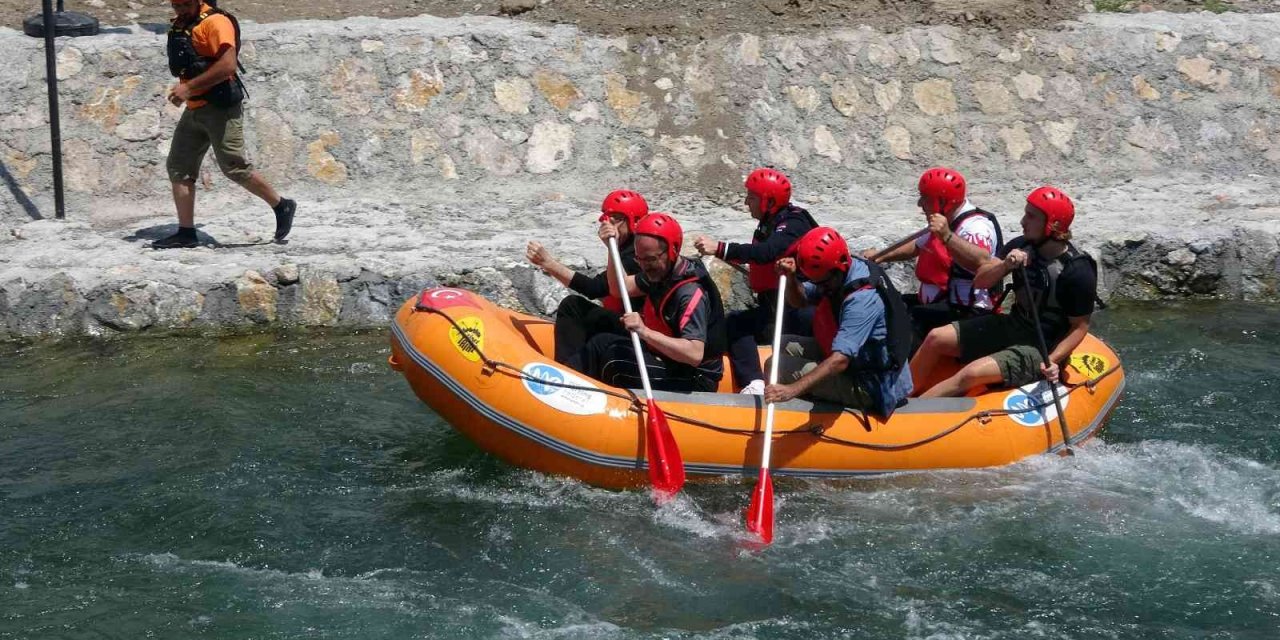 Bakan Kasapoğlu, Yozgat’ta rafting yaptı