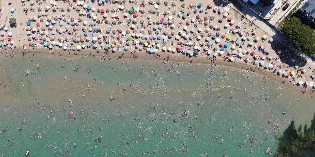 Hafta sonları nüfusunun 10 katına çıkan bu ilçede iğne atsan yere düşmüyor