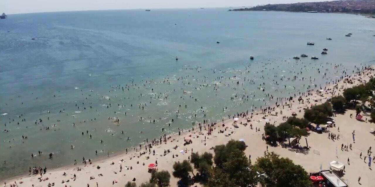 Menekşe Plajı’ndaki yoğunluk havadan görüntülendi