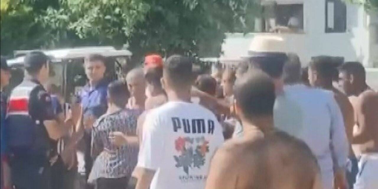 Tıklım tıklım olan plajda bir garip kavga