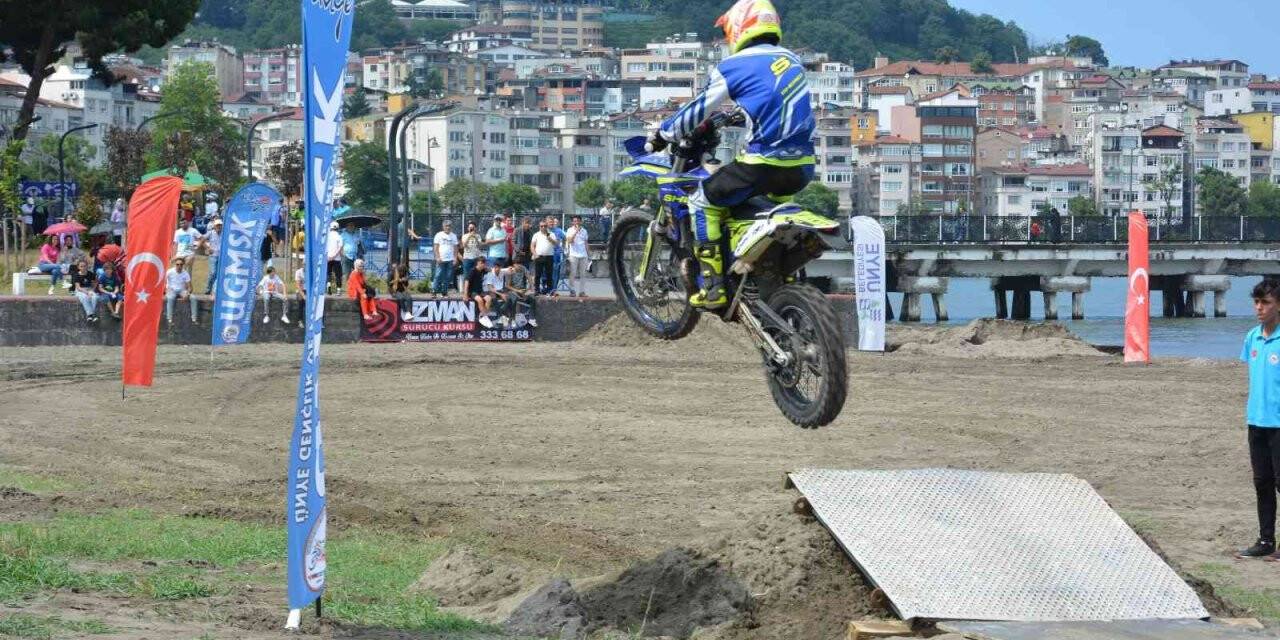 Kum üzerindeki motor yarışları nefes kesti