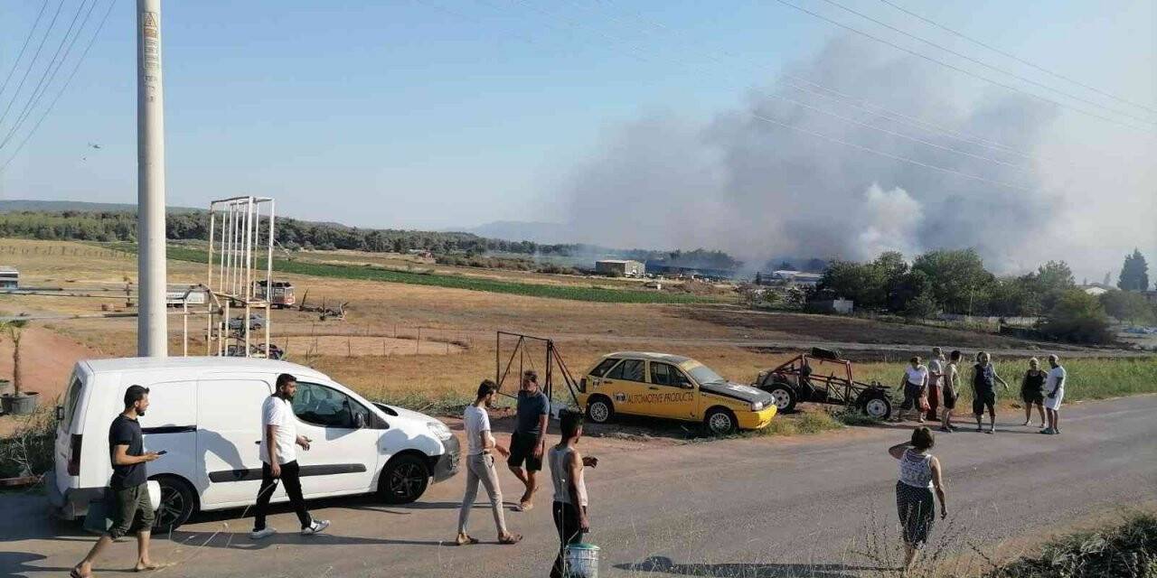 İzmir’de orman yangını fabrikalara sıçradı