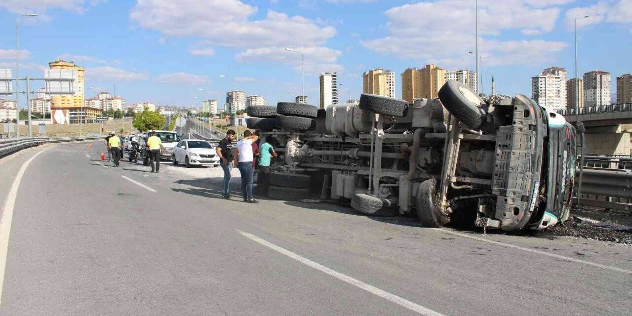 Mıcır yüklü kamyon devrildi: 1 yaralı