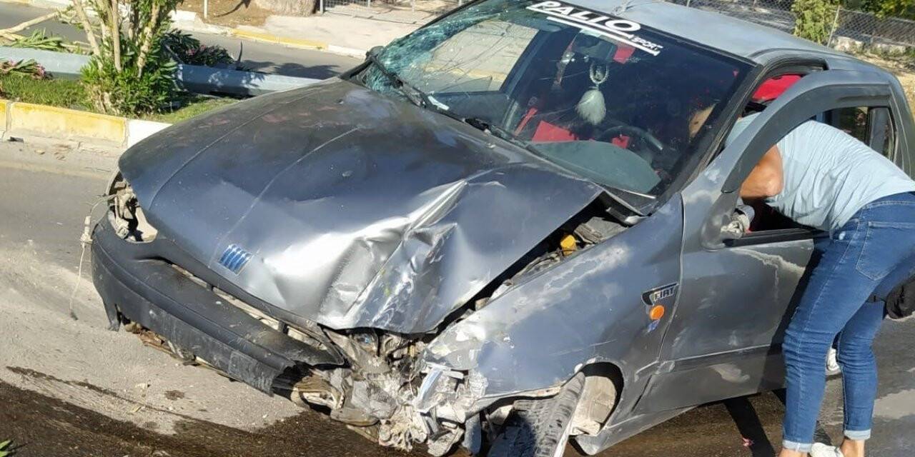 Kontrolden çıkan otomobil aydınlatma direğine çarptı