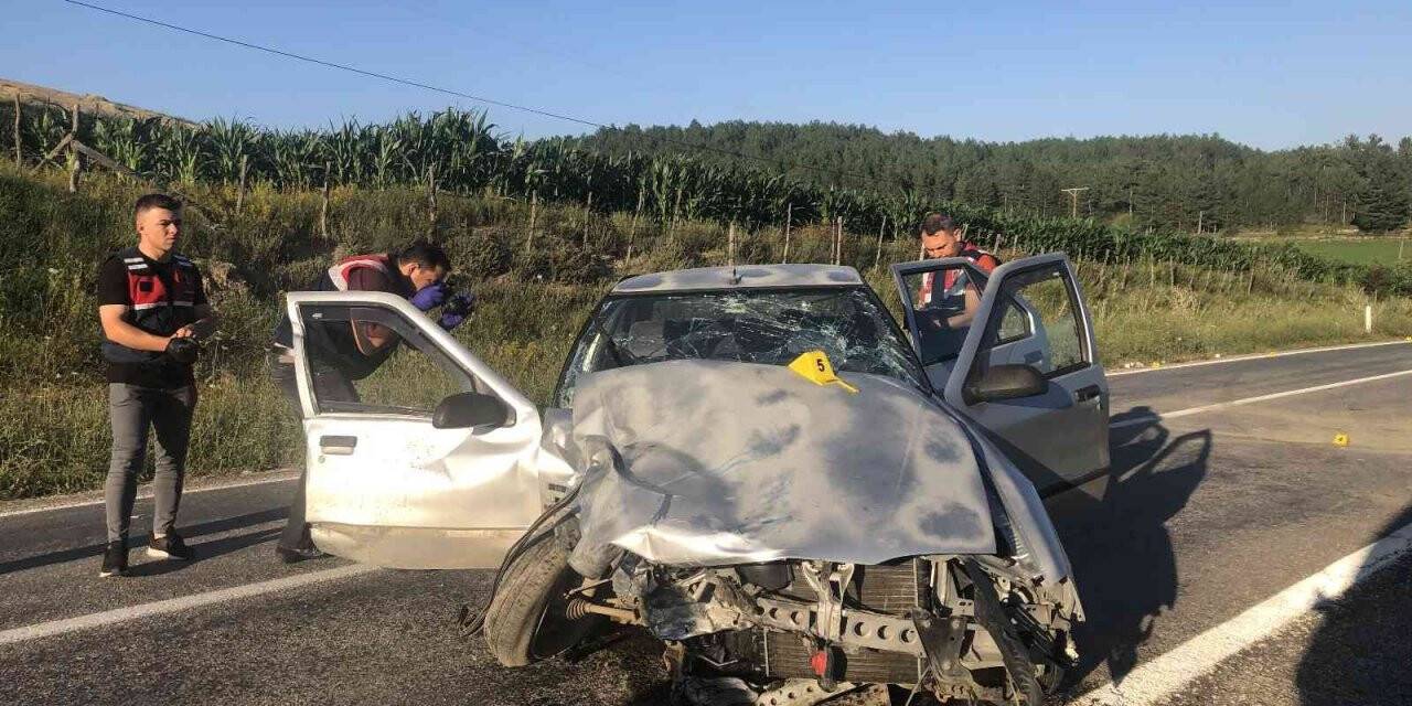 Otomobil ile hafif ticari araç çarpıştı, araçtan fırlayan yolcu öldü