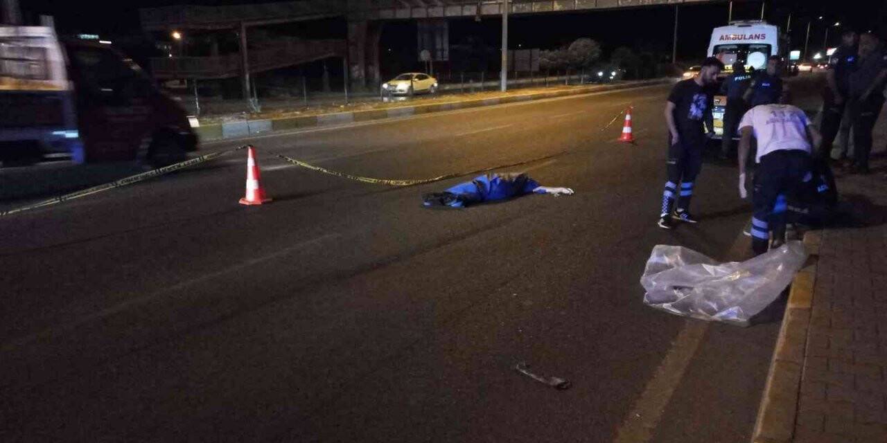 Karşıdan karşıya geçerken iki otomobilin çarptığı yaya öldü