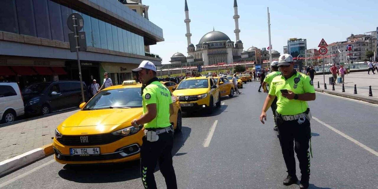 Taksim’de ticari taksilere yönelik denetim