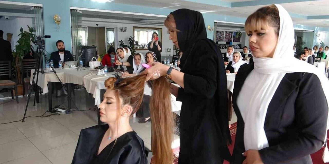 İranlı kadın kuaförleri önce eğitim aldı sonra tarihi yerleri gezdi