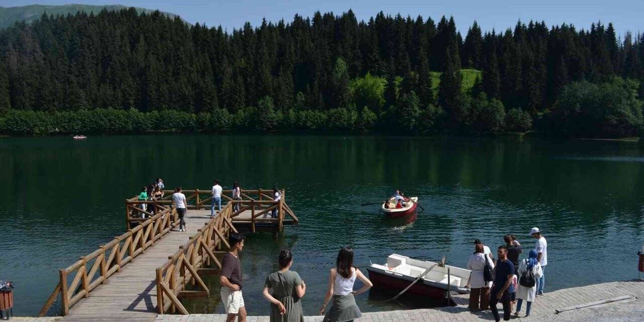 Şavşat Karagöl hafta sonu ziyaretçi akınına uğradı