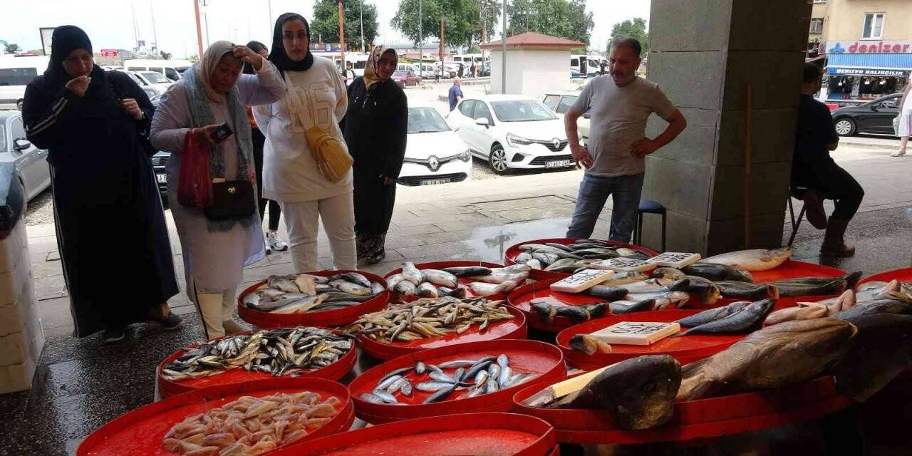 Arap turistlerin balığa olan ilgisi Trabzonlu esnafı şaşırttı