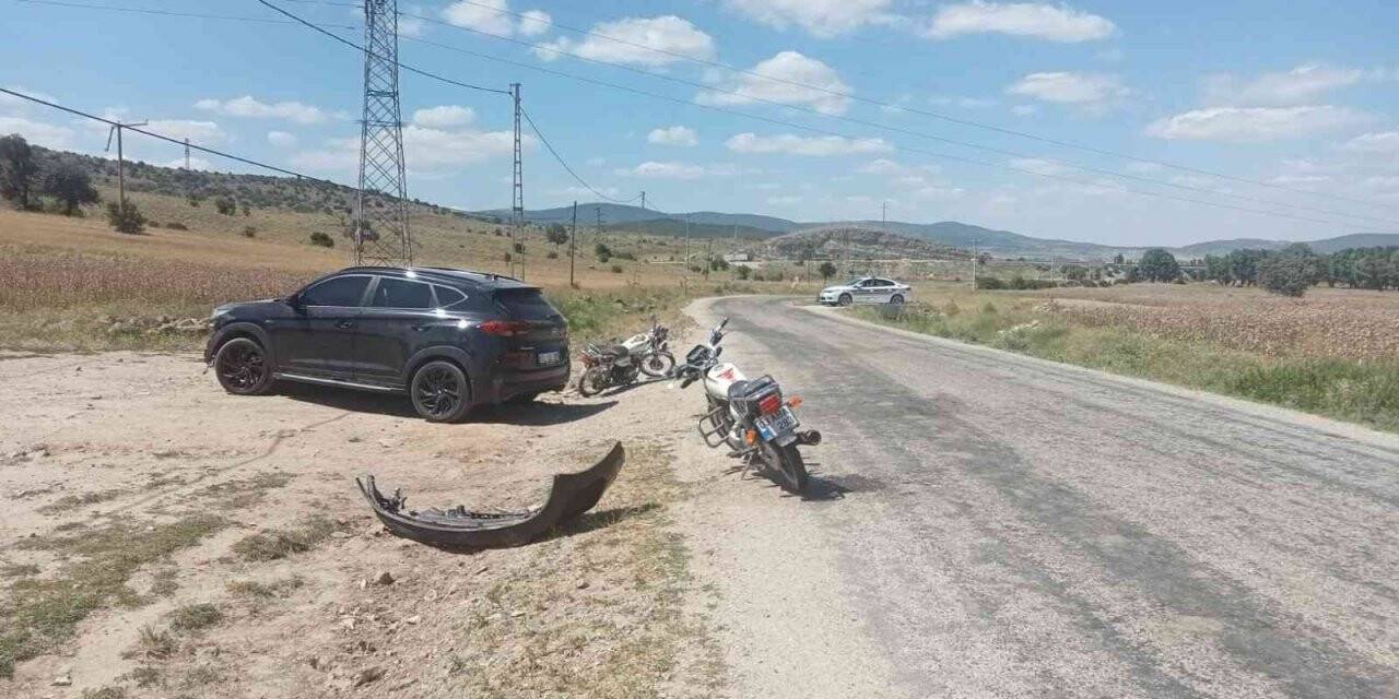 2 motosiklet bir otomobiller çarpıştı, kazada 3 kişi yaralandı