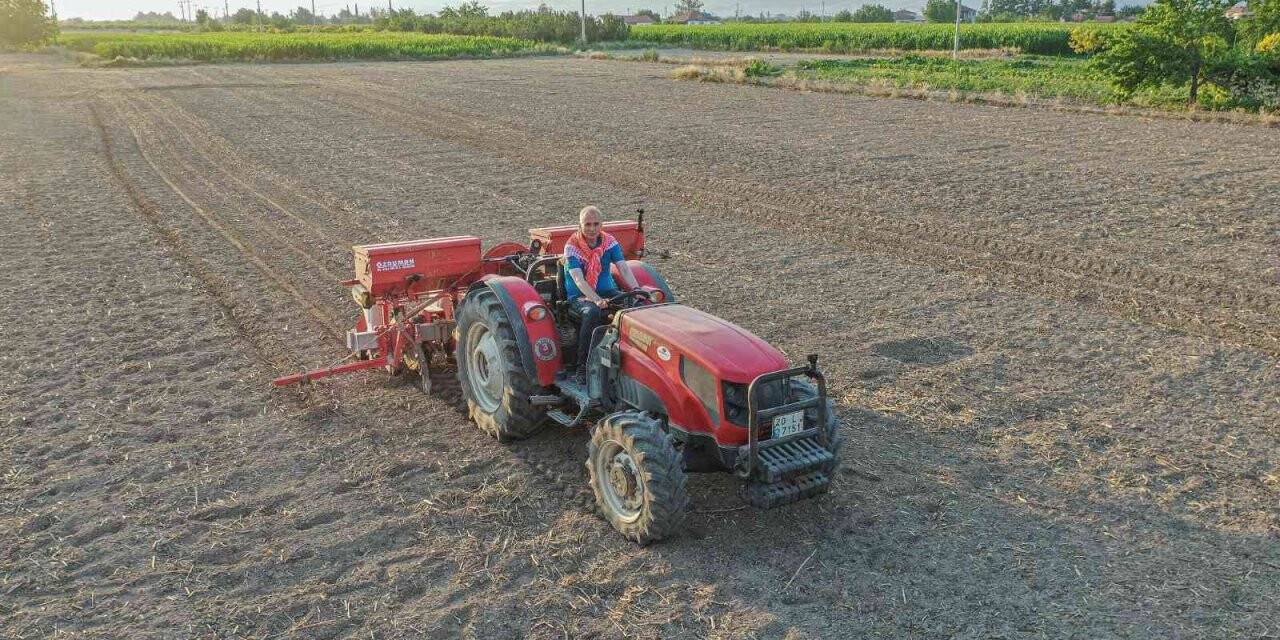 Poşuyu takıp traktörün direksiyonuna geçen Başkan, ilk tohumları toprakla buluşturdu