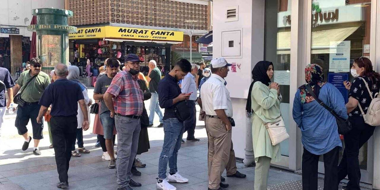 Bayram tatilinin ardından bankalarda kuyruk oluştu