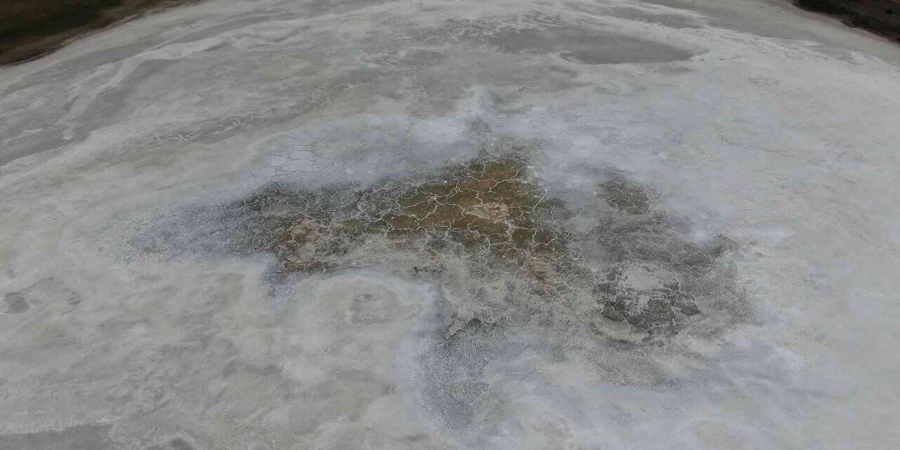 Göl kurudu, ortaya Ay yüzünü aratmayan görüntüler çıktı