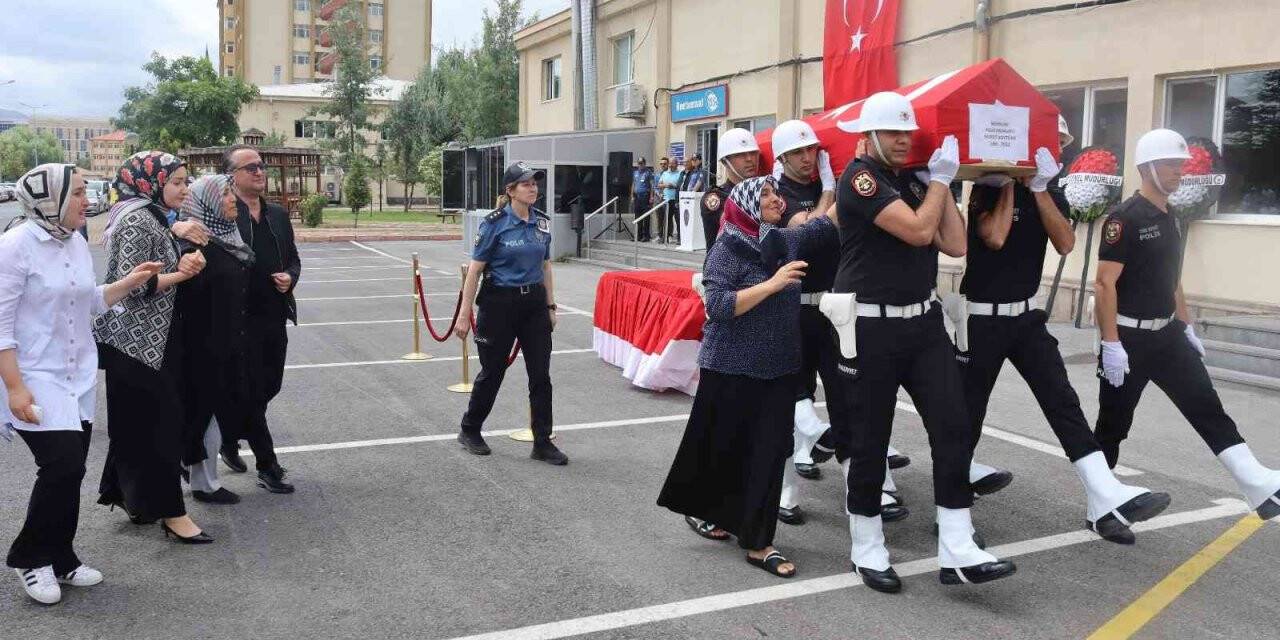 Polis memuru kalbine yenik düştü