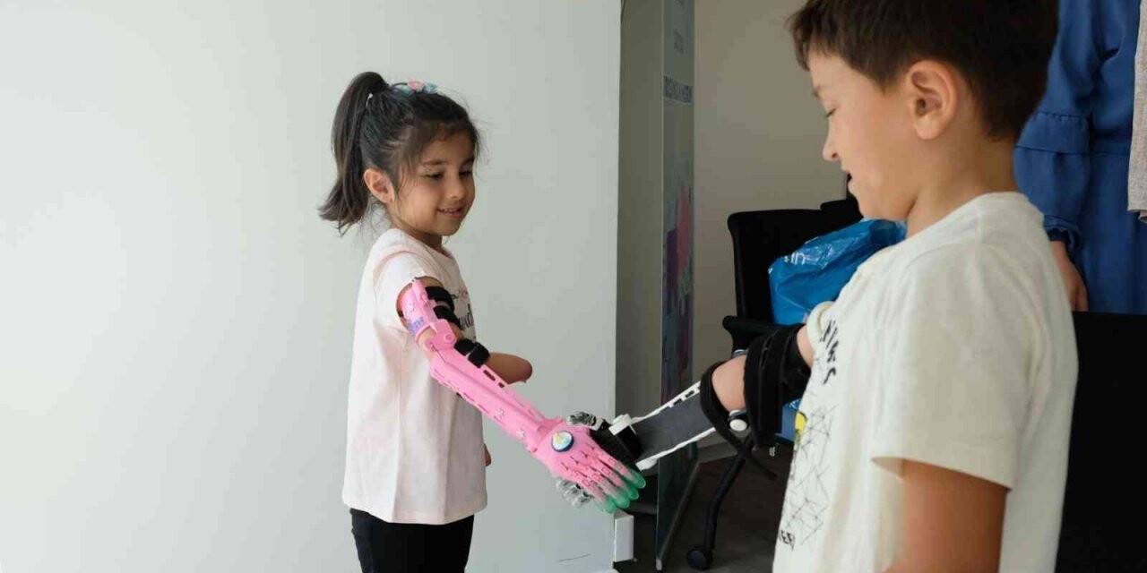 Robot eller çocukların yüzünü güldürdü