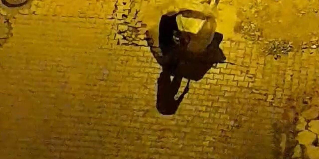 Elazığ’da hırsız, çaldığı televizyonu el arabasıyla götürdü