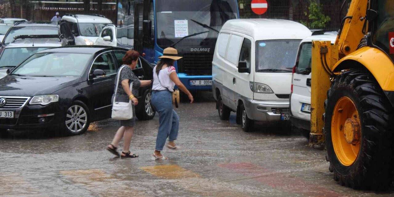Yağmur aniden bastırdı, vatandaşlar zor anlar yaşadı