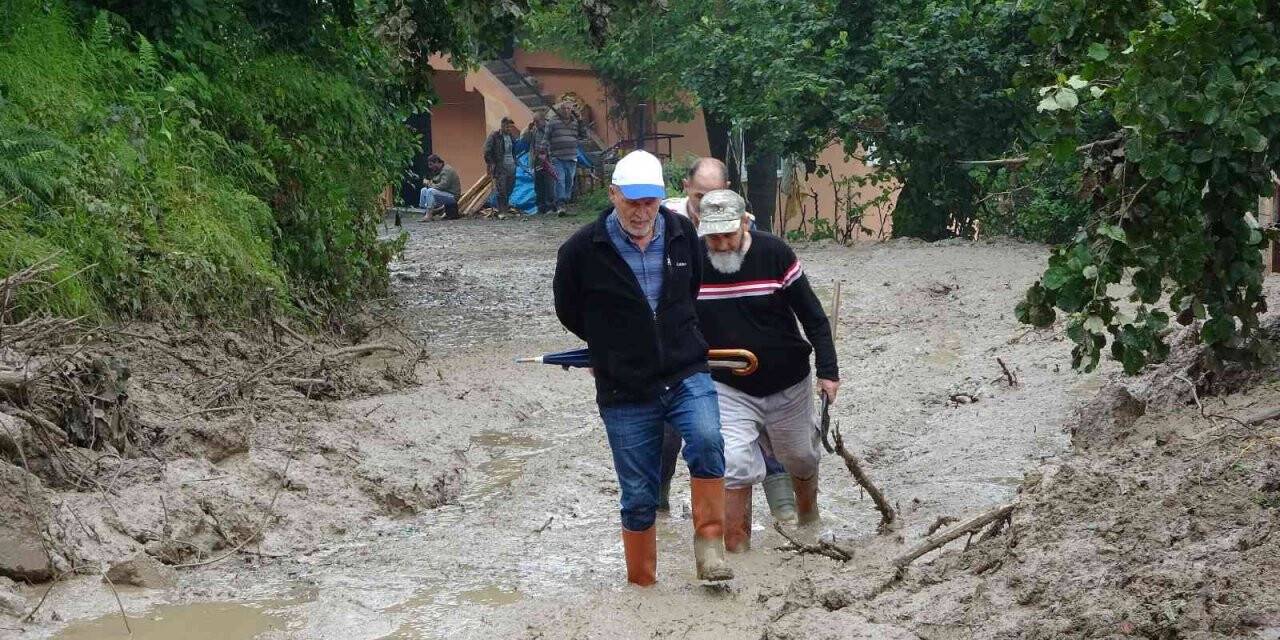 Ordu’da heyelan sonucu 4 ev hasar aldı, bir köprü uçtu, heyelan yollara zarar verdi