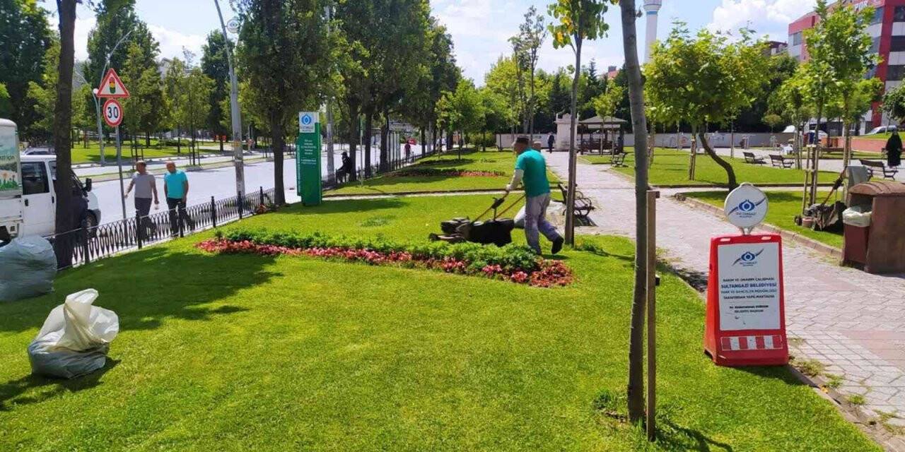 Sultangazi’de yeşil alanların bakımı titizlikle sürdürülüyor