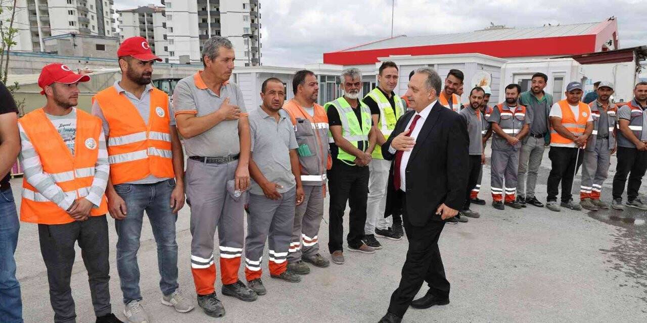 Başkan Yalçın personelle bayramlaştı