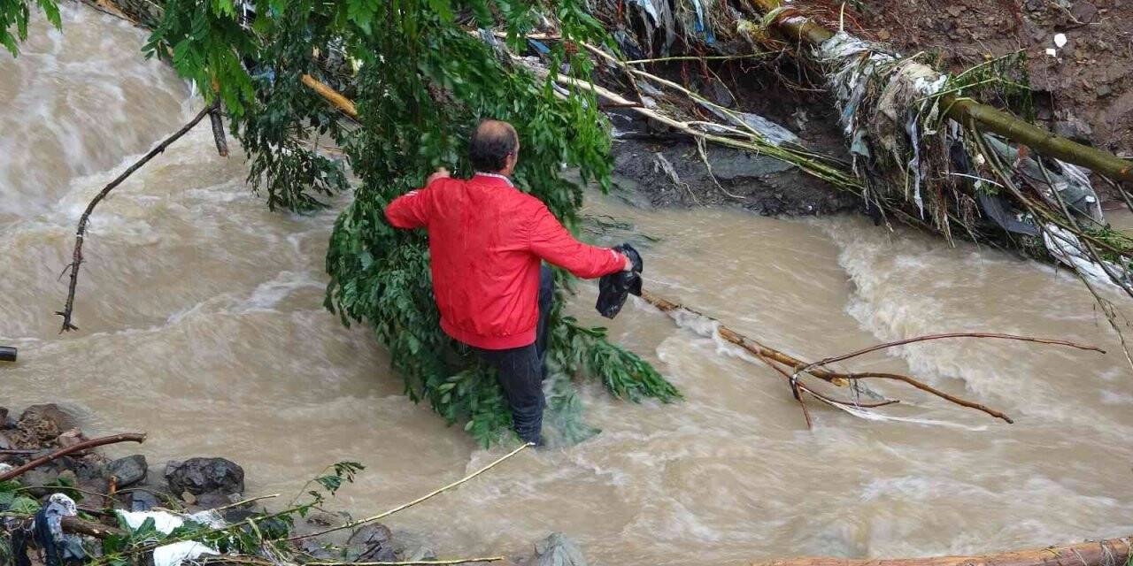 Heyelan nedeniyle mahallesine ulaşım kapandı, ölümü göze alıp dereden geçti