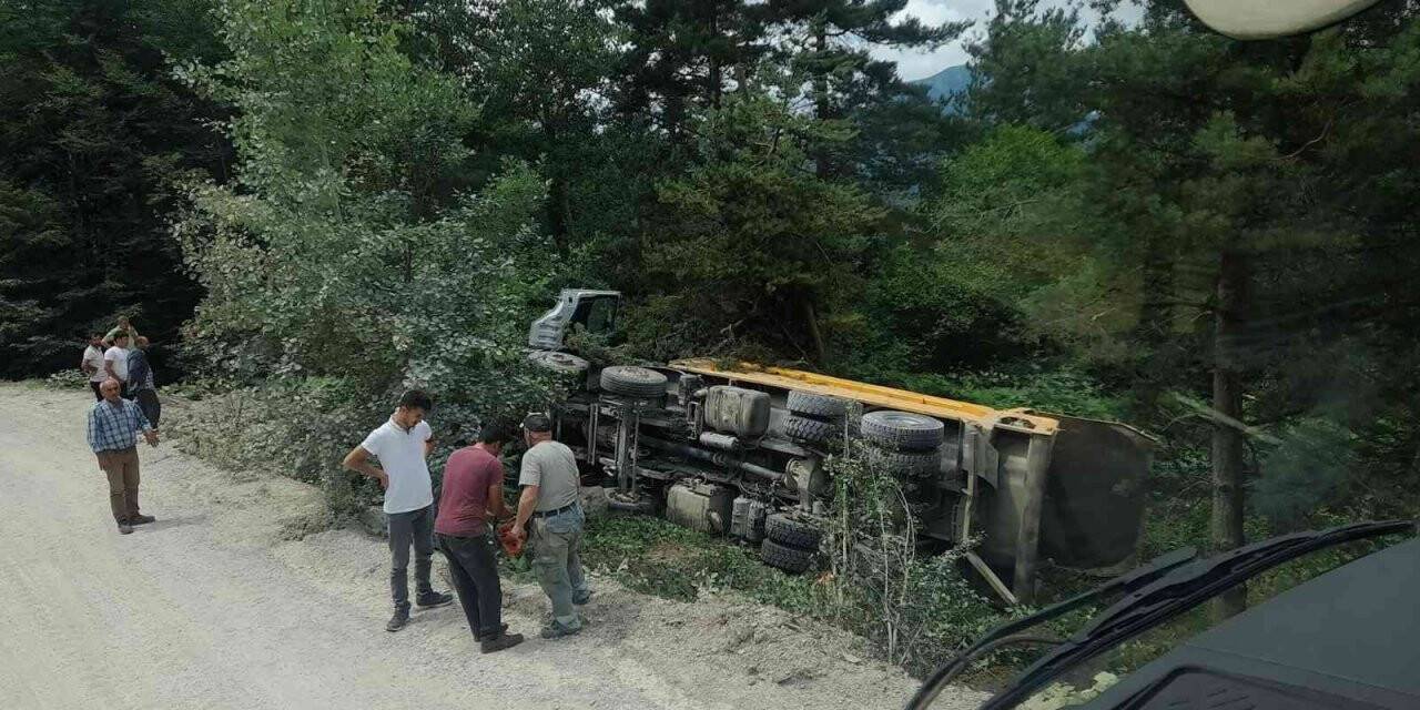 Hafriyat kamyonu devrildi: 1 yaralı