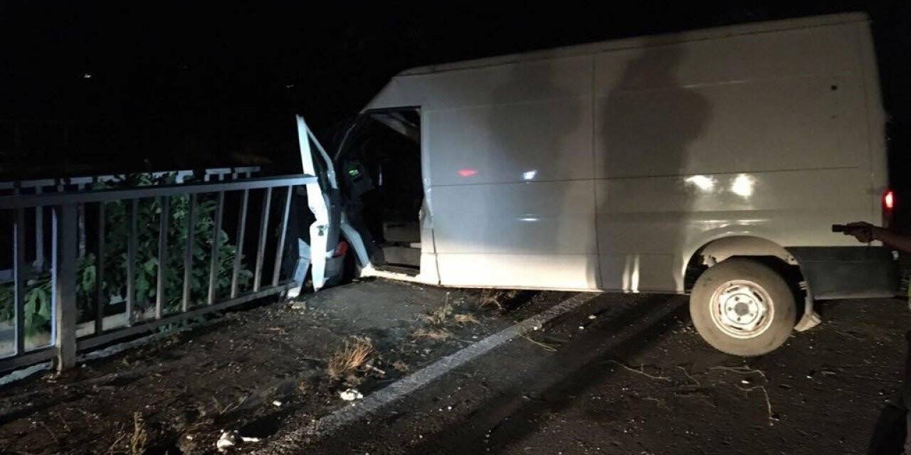 Manisa’da kamyonet köprü korkuluğuna çarptı: 1 ağır yaralı