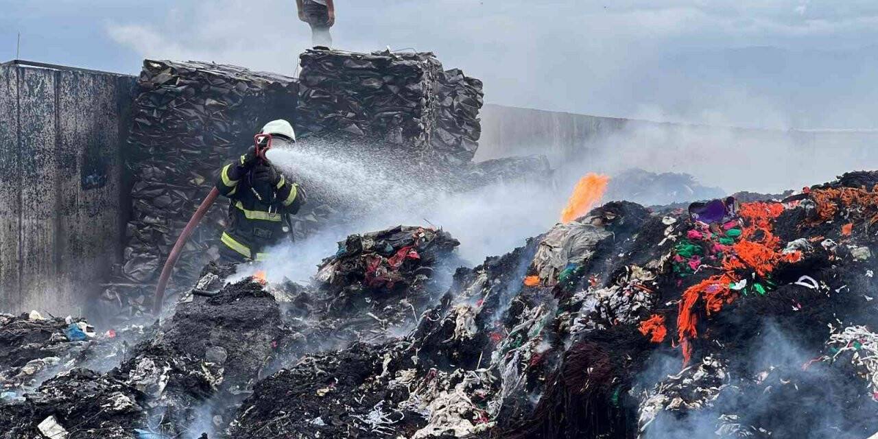 Hurdalıkta çıkan yangın gökyüzünü siyah dumanla kapladı