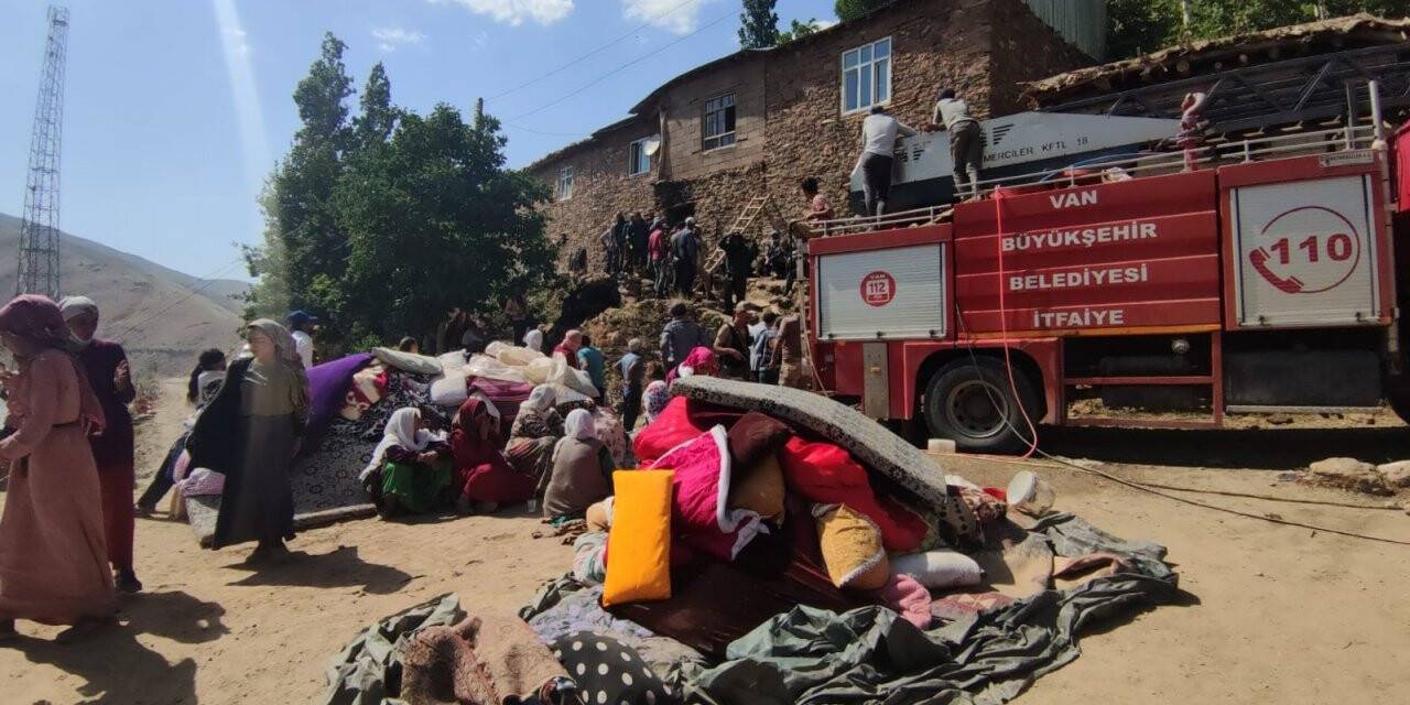 Bahçesaray’da ev yangını