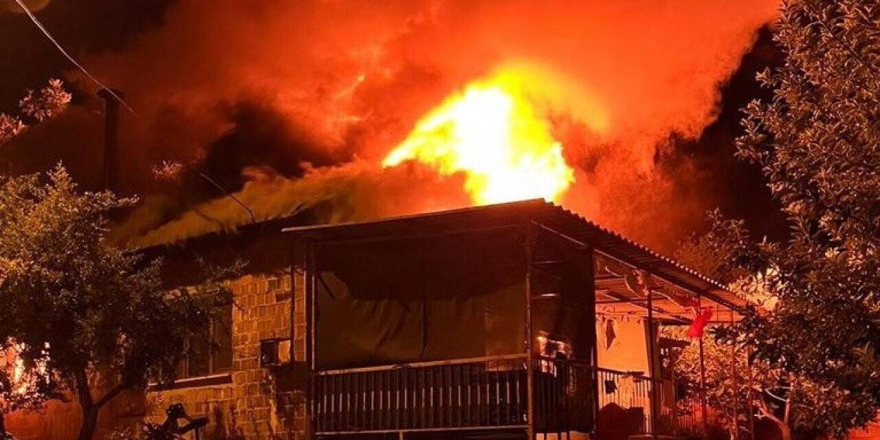 Çay demlemek isterken alevler eve sıçradı