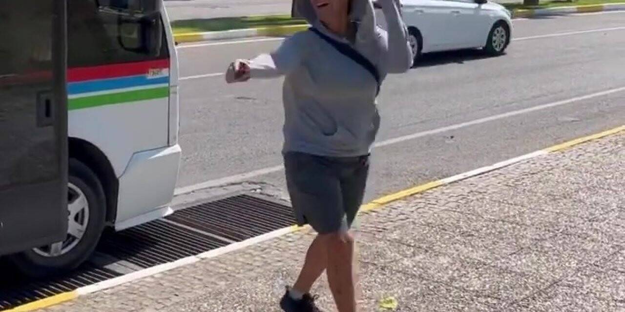 Hülya Avşar, minibüste çalan Ankara havası ile Ayvalık sokaklarında oynadı