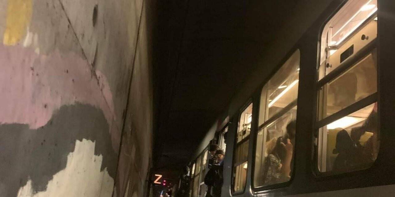 Tren seferleri aksayan Paris’te halk tünellerde mahsur kaldı