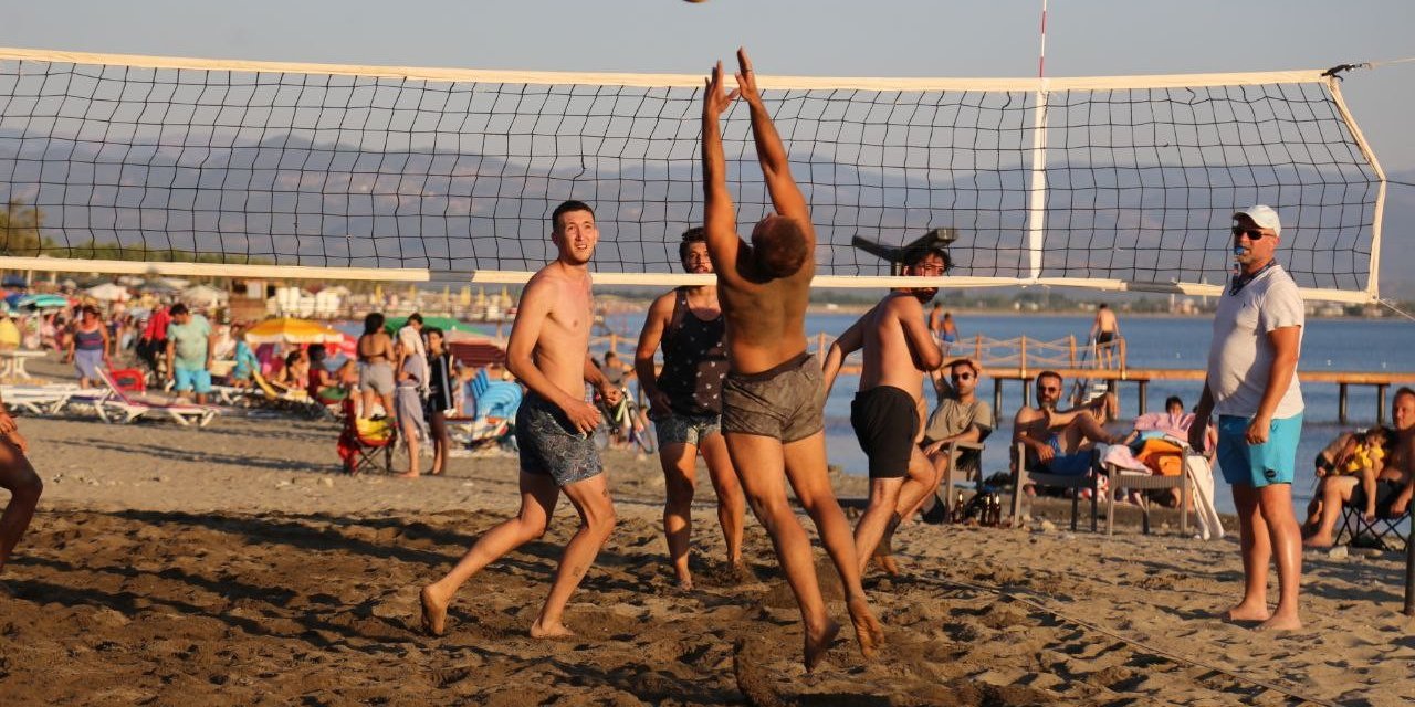 Edremit sahilleri plaj voleybolu ile renklendi